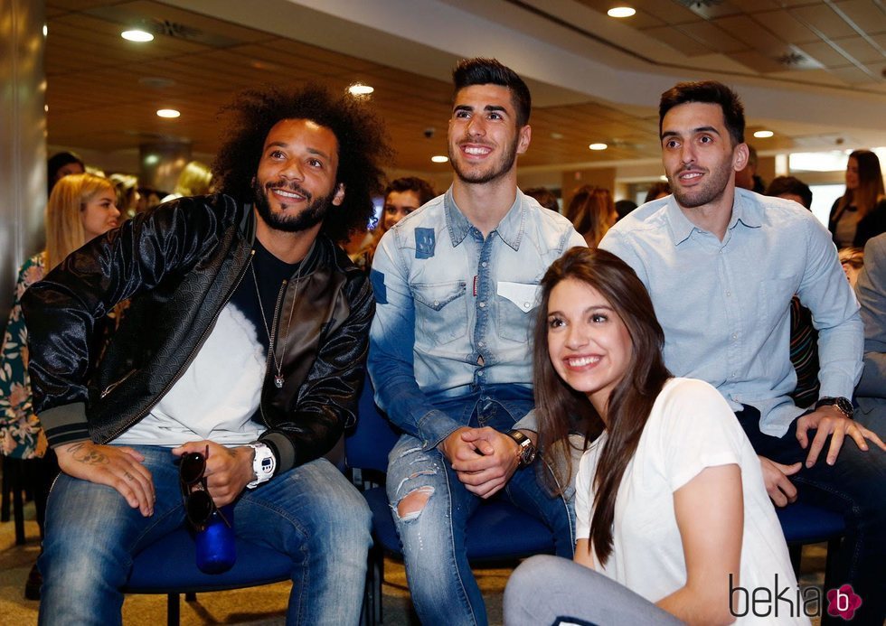 Ana Guerra, Marcelo y Marco Asensio haciéndose una foto