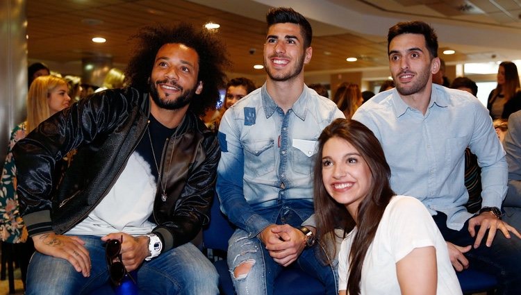 Ana Guerra, Marcelo y Marco Asensio haciéndose una foto