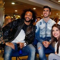 Ana Guerra, Marcelo y Marco Asensio haciéndose una foto