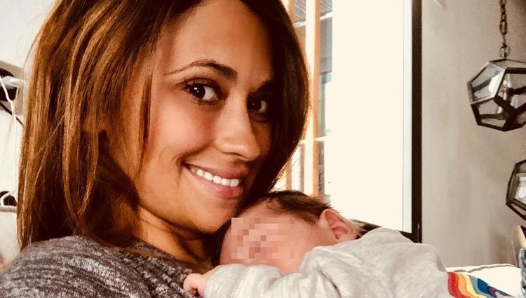 Antonella Roccuzzo con su hijo Ciro apoyado en el pecho