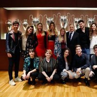 Los participantes de 'Operación triunfo 2017' con Florentino Pérez en el Estadio Santiago Bernabéu