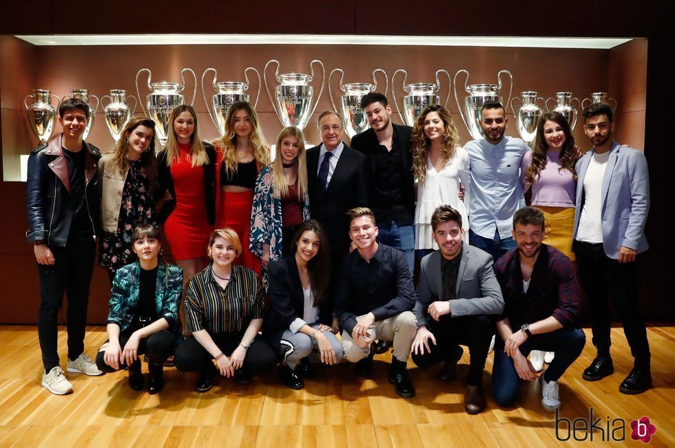 Los participantes de 'Operación triunfo 2017' con Florentino Pérez en el Estadio Santiago Bernabéu