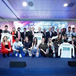 Los participantes de 'Operación triunfo 2017' en el Estadio Santiago Bernabéu presentando un concierto benéfico