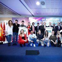 Los participantes de 'Operación triunfo 2017' en el Estadio Santiago Bernabéu presentando un concierto benéfico