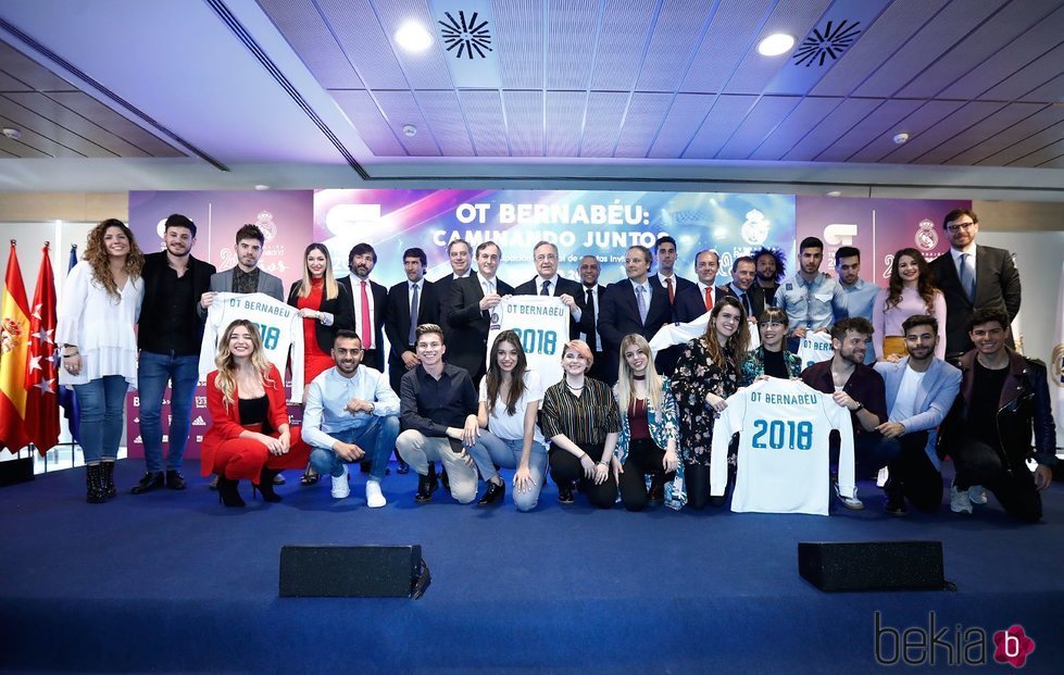 Los participantes de 'Operación triunfo 2017' en el Estadio Santiago Bernabéu presentando un concierto benéfico