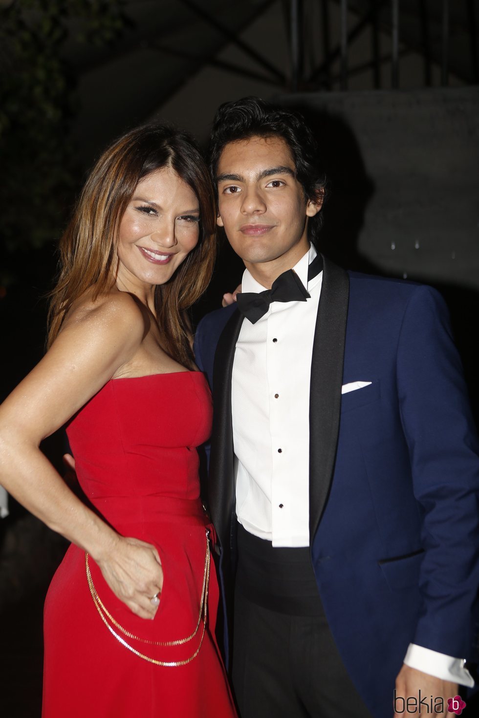 Ivonne Reyes y su hijo Alejandro Reyes en la celebración de su 18 cumpleaños