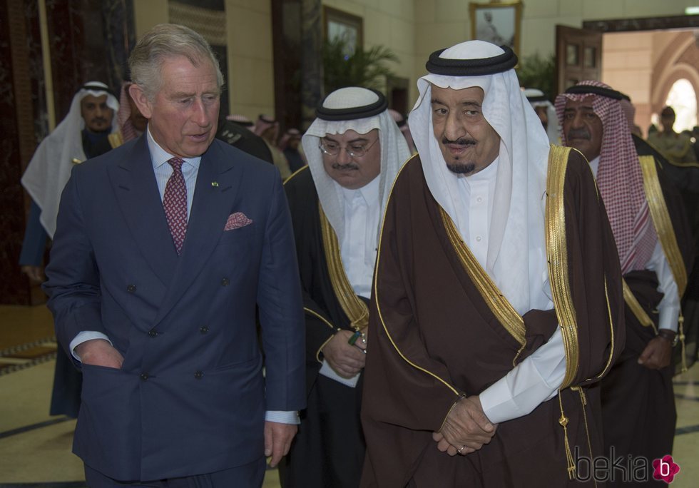 El Príncipe Carlos de Inglaterra con el Rey Salman bin Abdulaziz Al Saud en su visita oficial a Arabia Saudí en 2015