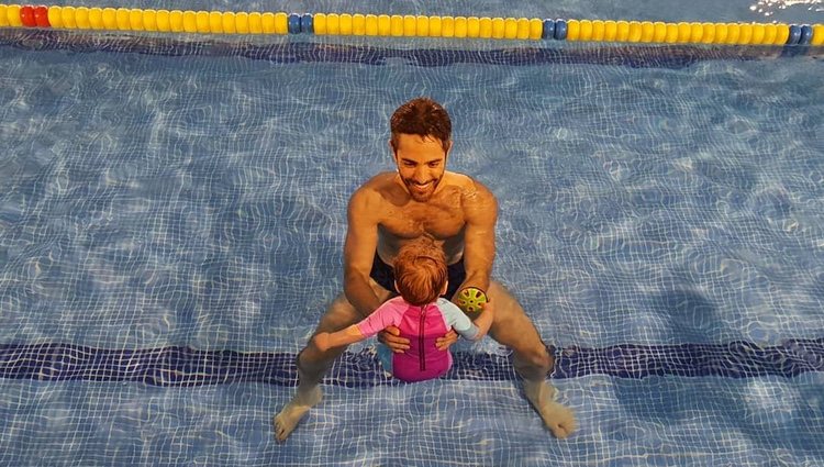 Roberto Leal junto a su hija Lola en la piscina