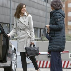 La Reina Letizia sonríe a la Reina Sofía