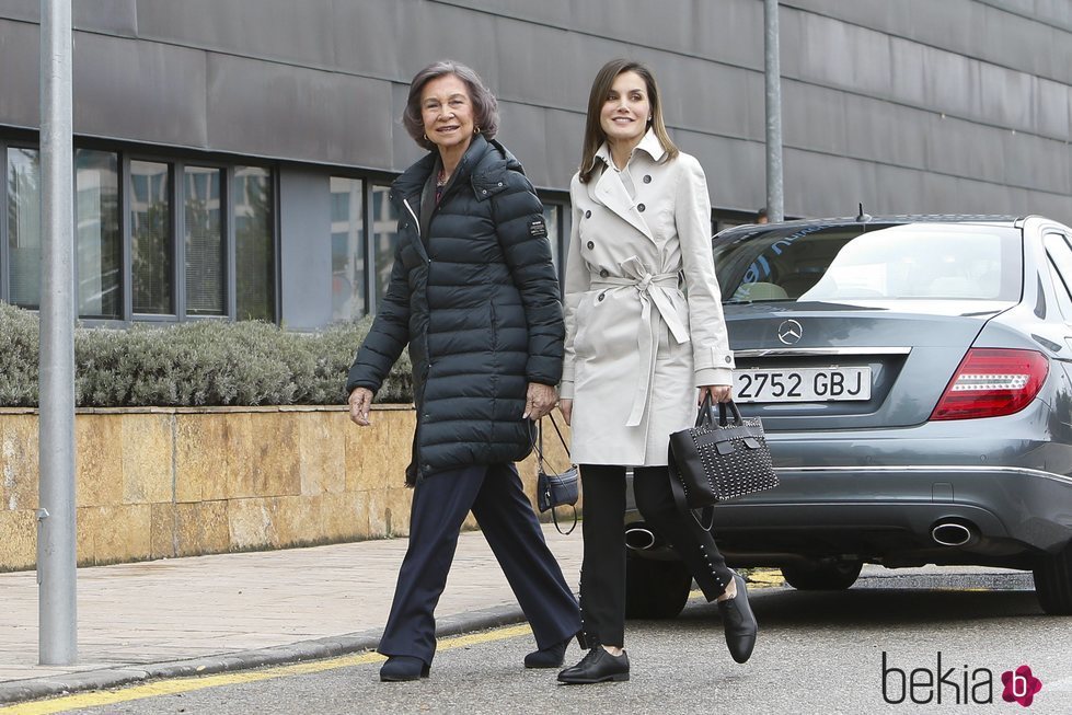 La Reina Letizia y la Reina Sofía caminan sonrientes