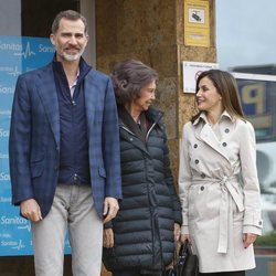 La Reina Sofía y la Reina Letizia, muy cómplices junto al Rey Felipe posando a la entrada del hospital