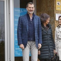 La Reina Sofía y la Reina Letizia, muy cómplices junto al Rey Felipe posando a la entrada del hospital