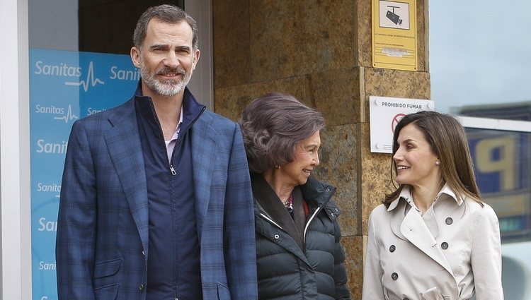 La Reina Sofía y la Reina Letizia, muy cómplices junto al Rey Felipe posando a la entrada del hospital