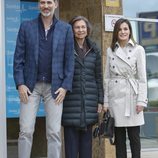 Los Reyes Felipe y Letizia posan con la Reina Sofía en la entrada del hospital