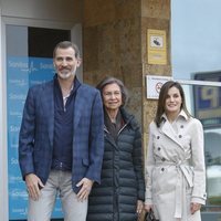 Los Reyes Felipe y Letizia posan con la Reina Sofía en la entrada del hospital