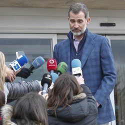 El Rey Felipe VI atiende a los medios tras su visita al hospital