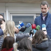 El Rey Felipe VI atiende a los medios tras su visita al hospital