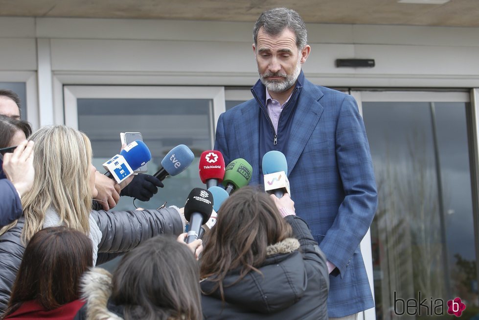 El Rey Felipe VI atiende a los medios tras su visita al hospital