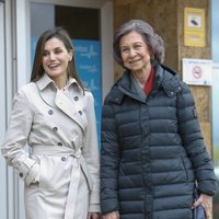 La Reina Letizia y Reina Sofía posan sonrientes