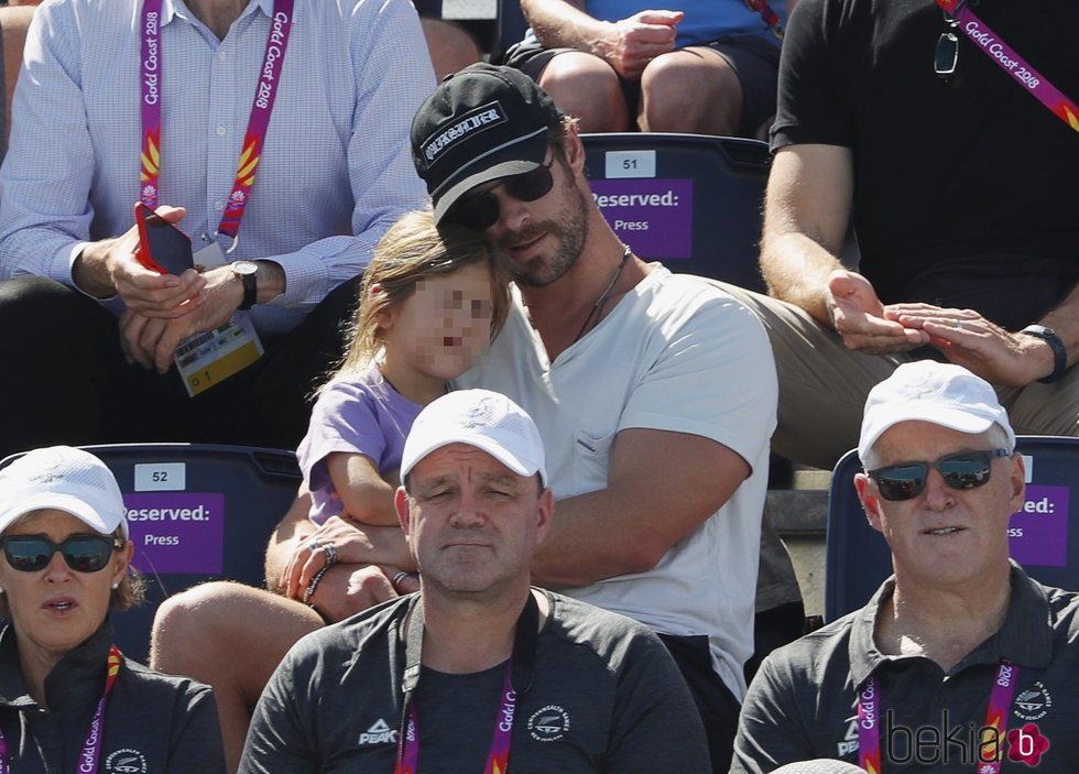 Chris Hemsworth cariñoso con su hija en los Juegos de la Commonwealth 2018