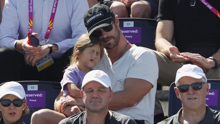 Chris Hemsworth cariñoso con su hija en los Juegos de la Commonwealth 2018