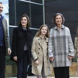 El Rey Felipe, la Reina Letizia, la Reina Sofía, la Princesa Leonor y la Infanta Sofía visitando al Rey Juan Carlos