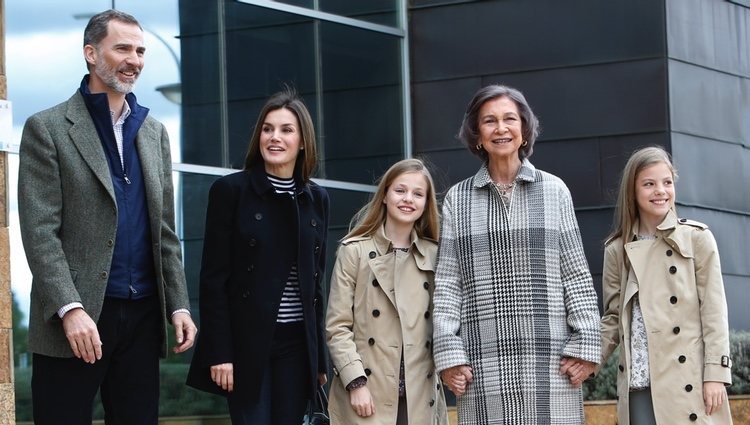 El Rey Felipe, la Reina Letizia, la Reina Sofía, la Princesa Leonor y la Infanta Sofía visitando al Rey Juan Carlos