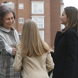 La Reina Sofía saludando cariñosamente a la Princesa Leonor ante la atenta mirada de la Reina Letizia