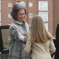 La Reina Sofía saludando cariñosamente a la Princesa Leonor ante la atenta mirada de la Reina Letizia