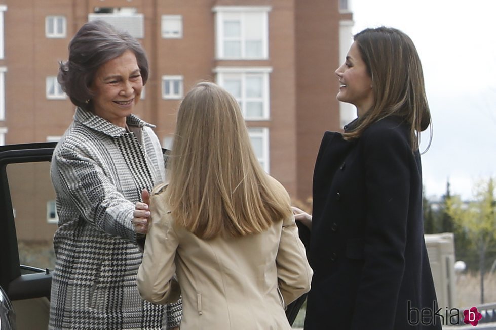 La Reina Sofía saludando cariñosamente a la Princesa Leonor ante la atenta mirada de la Reina Letizia