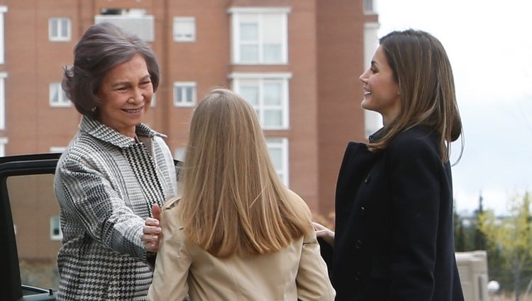 La Reina Sofía saludando cariñosamente a la Princesa Leonor ante la atenta mirada de la Reina Letizia