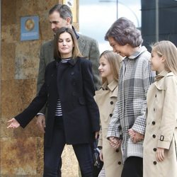 El Rey Felipe, la Reina Letizia, la Reina Sofía, la Princesa Leonor y la Infanta Sofía caminando hacia el hospital