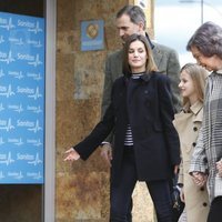 El Rey Felipe, la Reina Letizia, la Reina Sofía, la Princesa Leonor y la Infanta Sofía caminando hacia el hospital