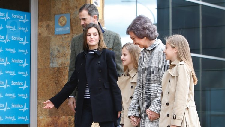 El Rey Felipe, la Reina Letizia, la Reina Sofía, la Princesa Leonor y la Infanta Sofía caminando hacia el hospital