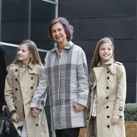 La Reina Sofía caminando de la mano de la Princesa Leonor y la Infanta Sofía en la puerta del hospital