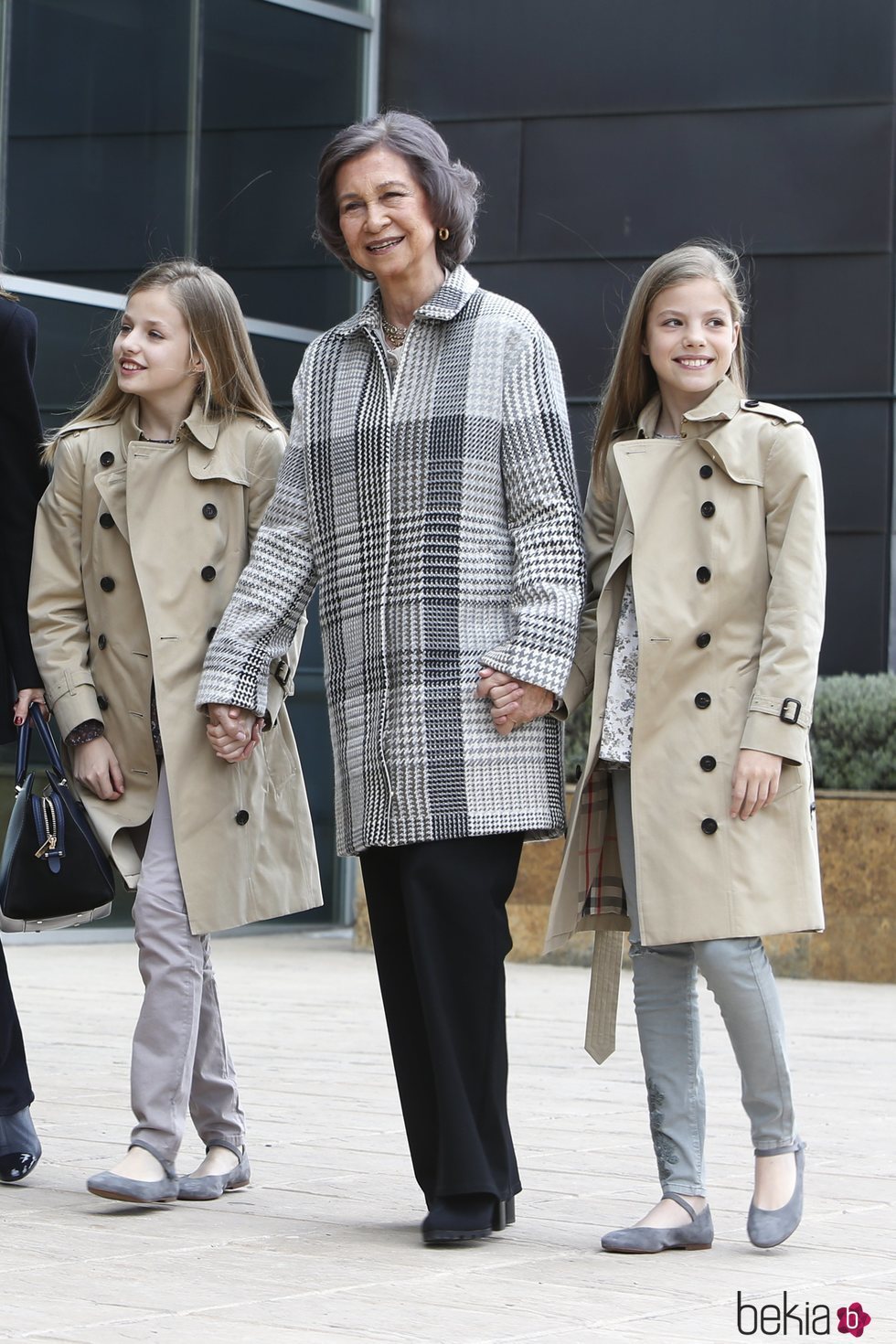 La Reina Sofía caminando de la mano de la Princesa Leonor y la Infanta Sofía en la puerta del hospital