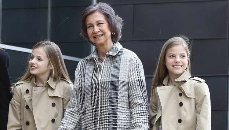 La Reina Sofía caminando de la mano de la Princesa Leonor y la Infanta Sofía en la puerta del hospital