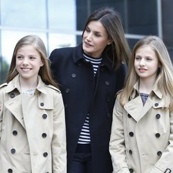 La Reina Letizia sonríe al lado de la Princesa Leonor y la Infanta Sofía en la puerta del hospital