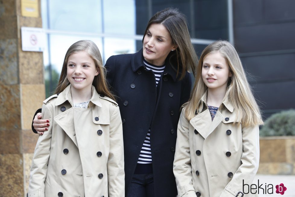 La Reina Letizia sonríe al lado de la Princesa Leonor y la Infanta Sofía en la puerta del hospital