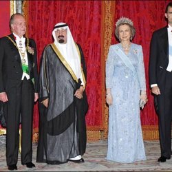 El Rey Abdalá de Arabia Saudí junto al Rey Juan Carlos, la Reina Sofía y el Príncipe Felipe en 2007