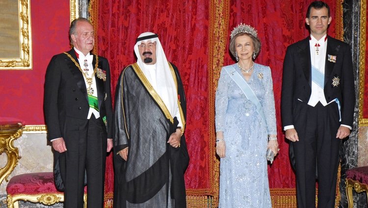 El Rey Abdalá de Arabia Saudí junto al Rey Juan Carlos, la Reina Sofía y el Príncipe Felipe en 2007