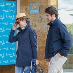 Froilán y la Infanta Elena visitando en el hospital al Rey Juan Carlos