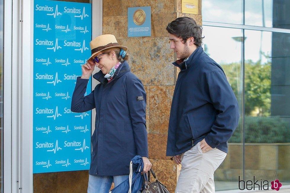 Froilán y la Infanta Elena visitando en el hospital al Rey Juan Carlos