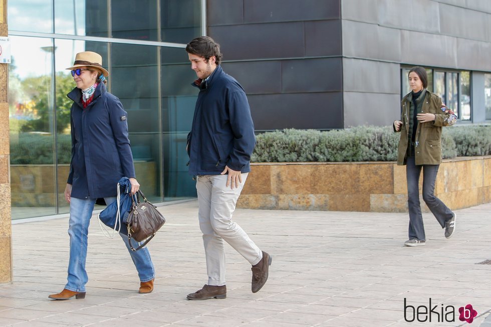 La Infanta Elena con Froilán y Victoria Federica visitando en el hospital al Rey Juan Carlos