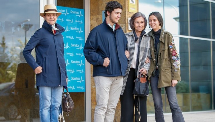 La Reina Sofía, la Infanta Elena, Froilán y Victoria Federica tras visitar al Rey Juan Carlos en el