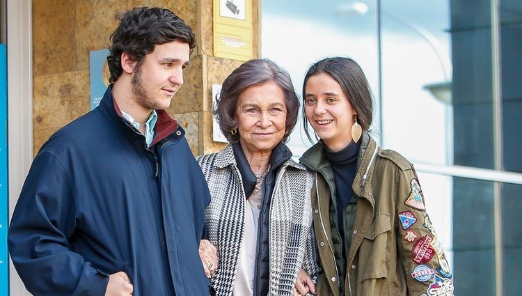 La Reina Sofía, agarrada de sus nietos Froilán y Victoria Federica