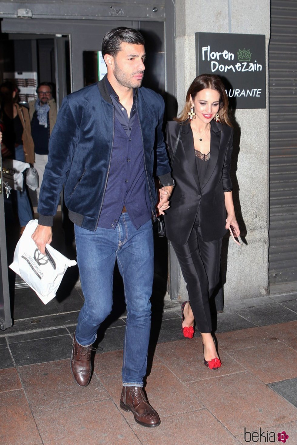 Paula Echevarría y Miguel Torres saliendo de la mano de un restaurante de Madrid