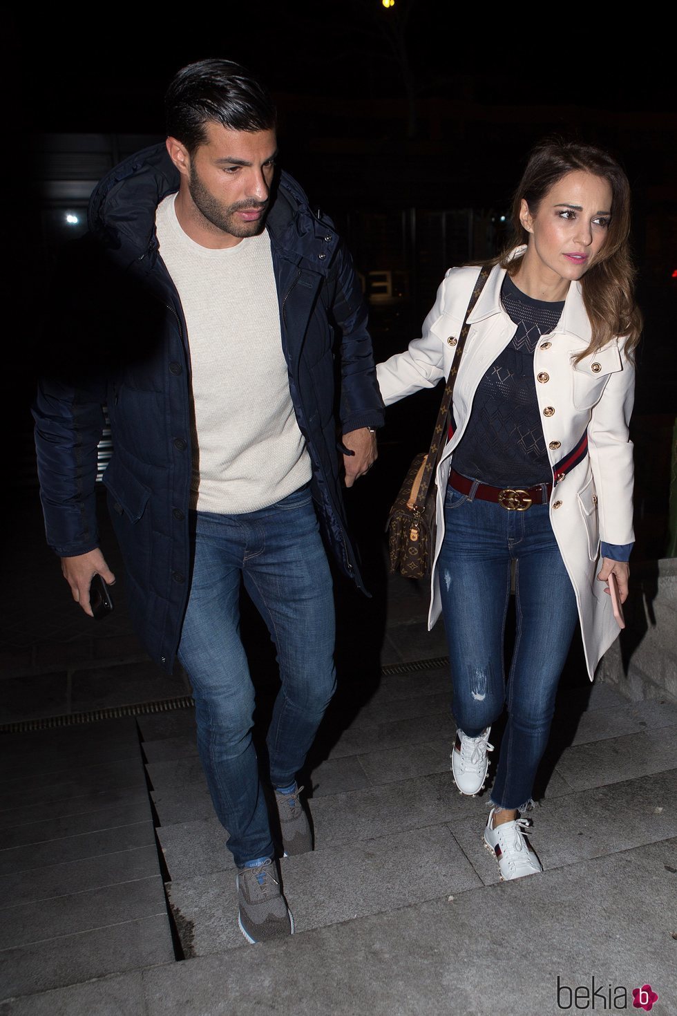 Miguel Torres y Paula Echevarría paseando tras disfrutar de una cena con amigos