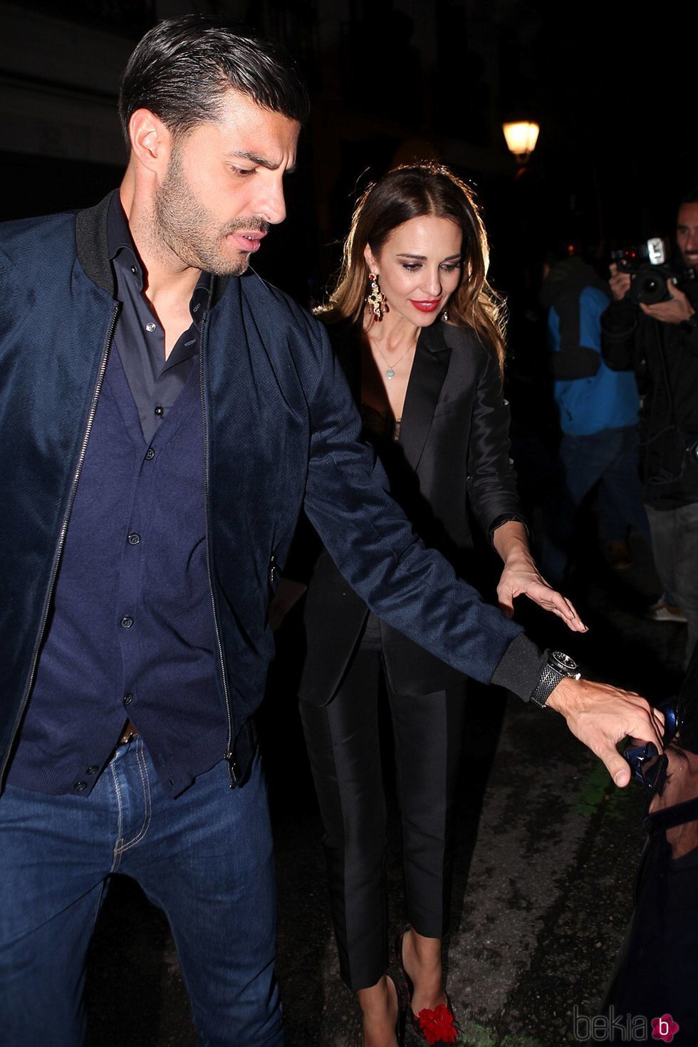 Miguel Torres abriendo el coche a Paula Echevarría