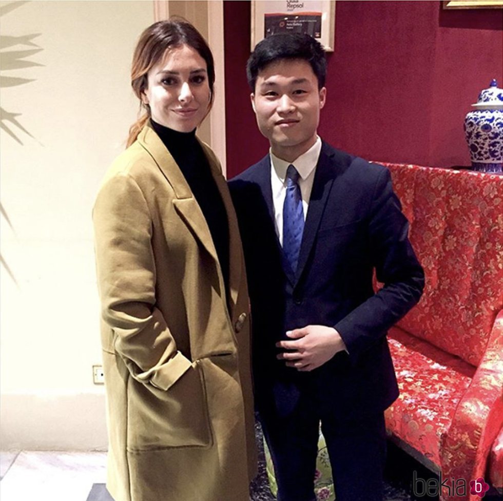 Blanca Suárez en un restaurante asiático con uno de los empleados